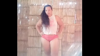Hermosa madura latina bailando
