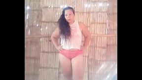 Hermosa madura latina bailando