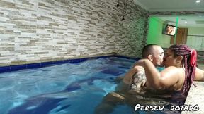 namorando gostoso com a minha namorada suzy furacao na piscina do motel