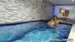 namorando gostoso com a minha namorada suzy furacao na piscina do motel