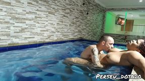 namorando gostoso com a minha namorada suzy furacao na piscina do motel