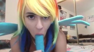Cosplayer di una fata carina con i capelli arcobaleno si masturba con un dildo