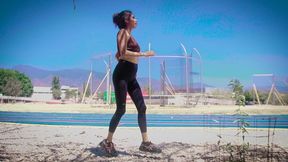 pov - eres un estoico que vive en la excelencia tratando de meditar en el parque