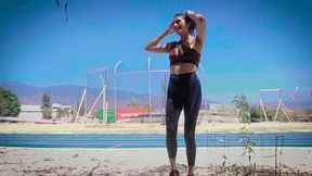 pov - eres un estoico que vive en la excelencia tratando de meditar en el parque