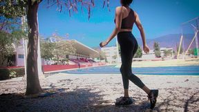 pov - eres un estoico que vive en la excelencia tratando de meditar en el parque