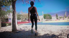 pov - eres un estoico que vive en la excelencia tratando de meditar en el parque