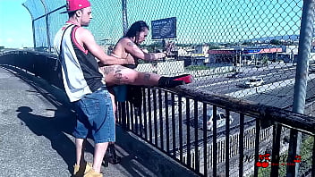 casal faz sexo anal na rua em cima dos trillhos do tren - Lady milf- Dinnigata - Dogaloy