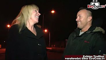 Deutsche Blonde Hausfrau angeflirtet auf der Stra&szlig_e und gefickt
