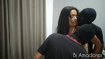 Amigos do moto taxi convidam a travesti Beatriz Costa para uma aventura