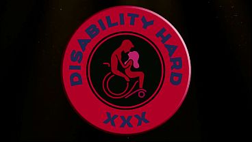 La troia dal viso dolce viene sottomessa da un disabile (parte 1)