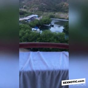Fumando marihuana y sexo al aire libre con una tetona latina amateur