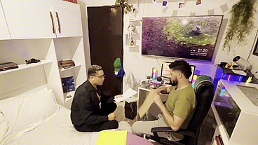 O FUNCIONÁRIO BI PUTO FOI LEVAR UM DOCUMENTO NA CASA DO CHEFE E ACABOU GANHANDO UM PRESENTINHO MUITA PIROCADA E MUITO LEITE