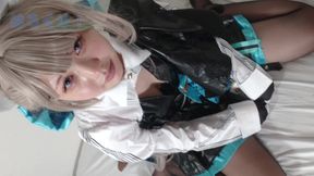 Japanese beauty Lynette captivates in a raw, sensual intimate display