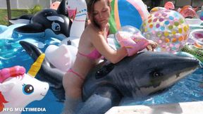 Amanda Bryant: 73 Pops - Blonde Girl Next Door Pops 73 Pool Float Inflatables - mp4 4k