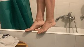 CHLOE HOUSECLEANING BAREFOOT - MP4 HD