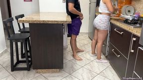 mi madrastra cocinando tiene un gran culo y esta insatisfecha porque su marido no la coje bien