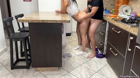 mi madrastra cocinando tiene un gran culo y esta insatisfecha porque su marido no la coje bien