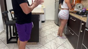mi madrastra cocinando tiene un gran culo y esta insatisfecha porque su marido no la coje bien