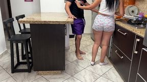 mi madrastra cocinando tiene un gran culo y esta insatisfecha porque su marido no la coje bien