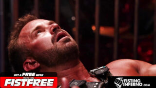 Der Hengst Jax Thirio mit seinem Monsterpenis vögelt und fistet Bruce Jones' gieriges Loch ohne Kondom.