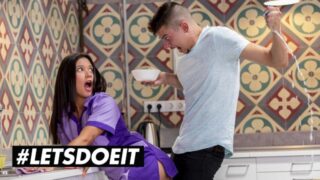Bro memompa punggung besar Jade Presley secara anal sehingga dia orgasme