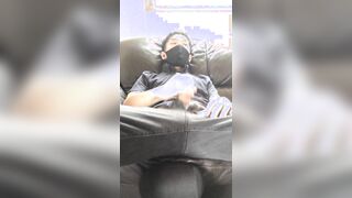 【顔モザイク無し】ソファーでシコシコオナニー