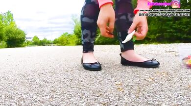 Ballerinas crunch high heels in dripping Gummy boots crush anges