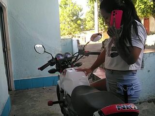 tengo sexo oral-sex con el mecánico mientras mi esposo trabaja