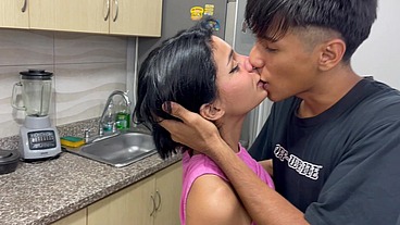 Me follo duro a mi timida hermanastra y le demuestro que no soy gay, termino corriéndome en su culo.