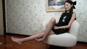 Beautiful Asian girl Zhiqing shows off her sexy 37EU feet5 HD