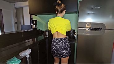 M&atilde_e da minha mulher me seduz deixando a calcinha no balc&atilde_o e empina a bunda para se amostrar enquanto s&oacute_ estava n&oacute_s dois (COMPLETO NO RED)
