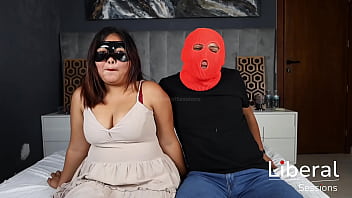 cuckold permite que se cojan a su esposa entre varios desconocidos