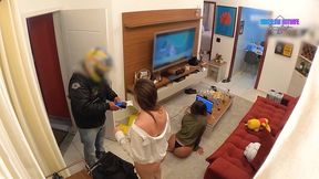 com a thay ksada recebi pela primeira vez um entregador somente de lingerie