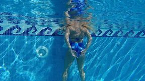 Mit Neuem Badeanzug Im Pool
