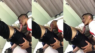 Colocando meu amigo pra mamar meu pirocao grande e grosso depois da escola