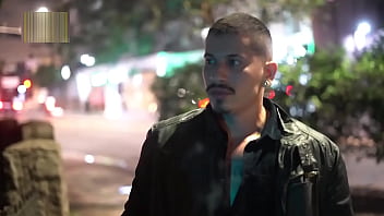 De bobeira na rua, um gringo me chamou pra tomar um vinho no AP dele. Gozamos gostoso. - Free