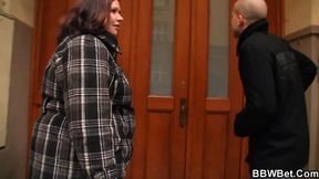 Guy scores nasty hookup with curvy babe off the streets for sick fuck