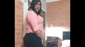 La bella y sexy Liseth se desnuda y muestra su pene como una perra