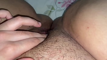 Me escupo el cl&iacute_toris  y me lo meto hasta acabar bien mojada