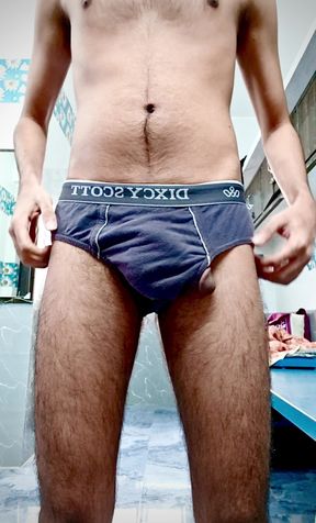 18Y BOY  PLAYING WITH HIS DICK AND MAKING IT CUM