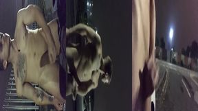 se exibindo pelado na rua, masturbando e se mostrando para os carros que passam com risco de flagra.