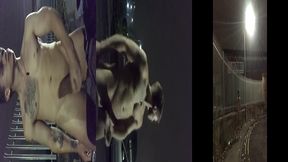 se exibindo pelado na rua, masturbando e se mostrando para os carros que passam com risco de flagra.