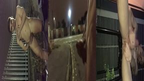 se exibindo pelado na rua, masturbando e se mostrando para os carros que passam com risco de flagra.