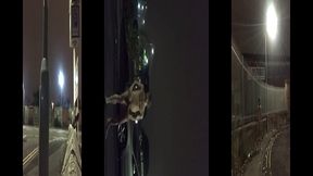 se exibindo pelado na rua, masturbando e se mostrando para os carros que passam com risco de flagra.