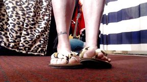 Toe wiggling flip flops