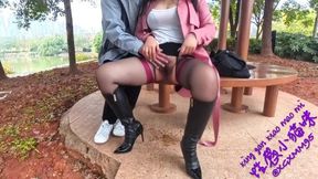 The Park Seduces A Strange Man To Touch The Bottom Of The Skirt