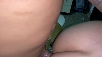 me follo el co&ntilde_o de mi hijastra a ver que  ella esta solita en casa y la folla