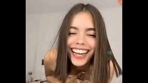 Novinha linda querendo se mostrar na live