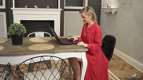Blond housewife Midge is playing with her tasty looking pinkish slit