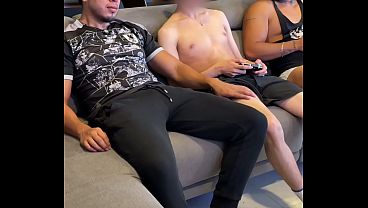 Llego por una noche de videojuegos y termino empinado con la verga adentro esperando su lechita